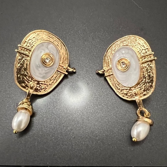 Gold Mother of Pearl dangle stud earrings - Picture 3 of 3